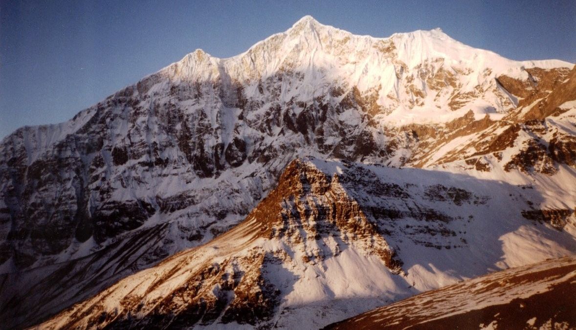 Sunrise on Tukuche Peak on ascent of Thapa Peak
