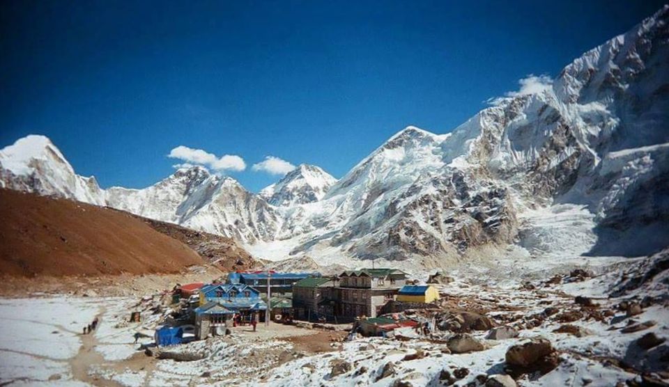 Pumori ( 7161m ), Lingtren ( 6697m ) and Khumbutse ( 6640m ) on route to Kallar Pattar