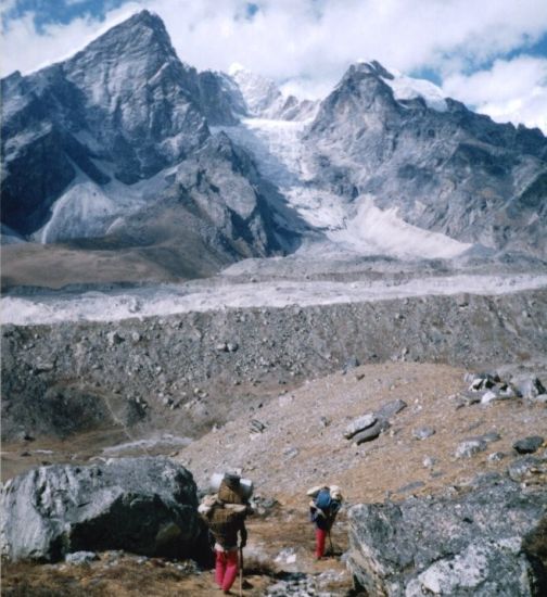 Descent from Kongma La to Khumbu Glacier and Lobuje