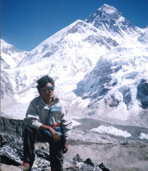 Nima Lakpa Sherpa and Mt.Everest from Kallar Pattar