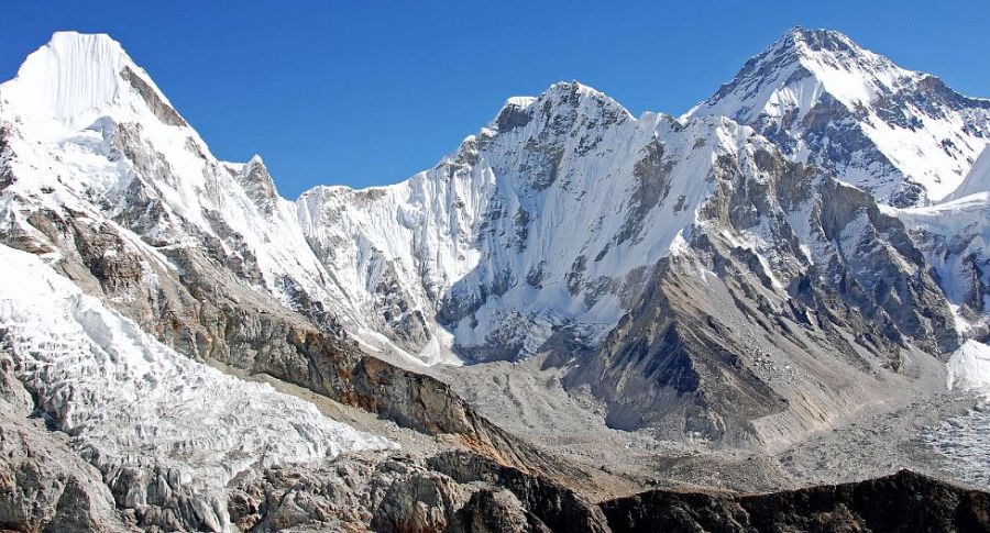Lho La ( 6026m ) is the high col on the border between Nepal and Tibet between Everest and Pumori