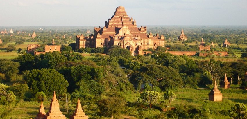 Dhammayangyi Pahto in Bagan in central Myanmar / Burma