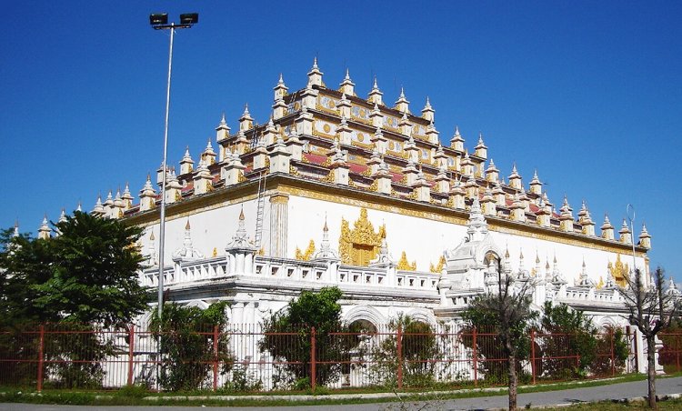 Atumashi Nyaung in Mandalay in northern Myanmar / Burma
