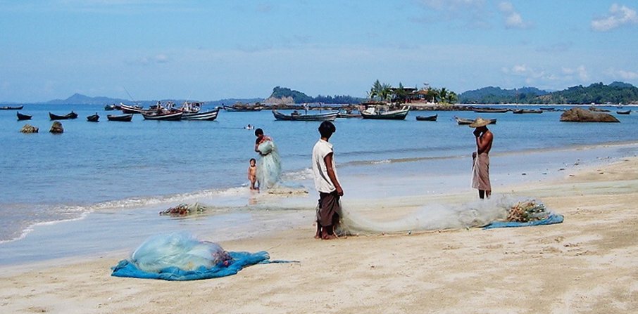 Fishermen on Ngapali Beach on the Bay of Bengal on the western coast of Myanmar / Burma