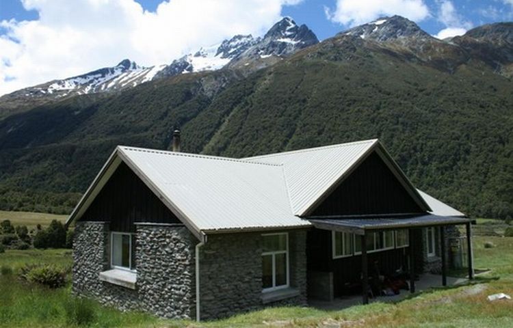 Aspiring Hut in the Matukituki Valley