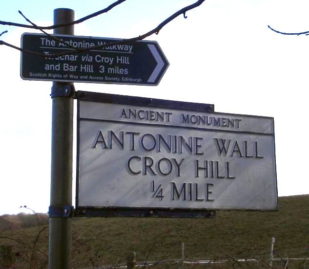 Signpost to Croy Hill at Craigmarloch