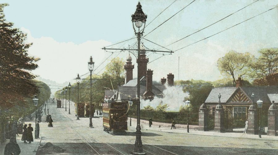 Old photo of Great Western Road at the entrance to the Botanic Gardens