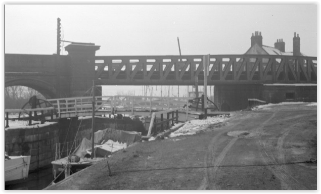 Railway bridge across Forth and Clyde Canal at Bowling Basin