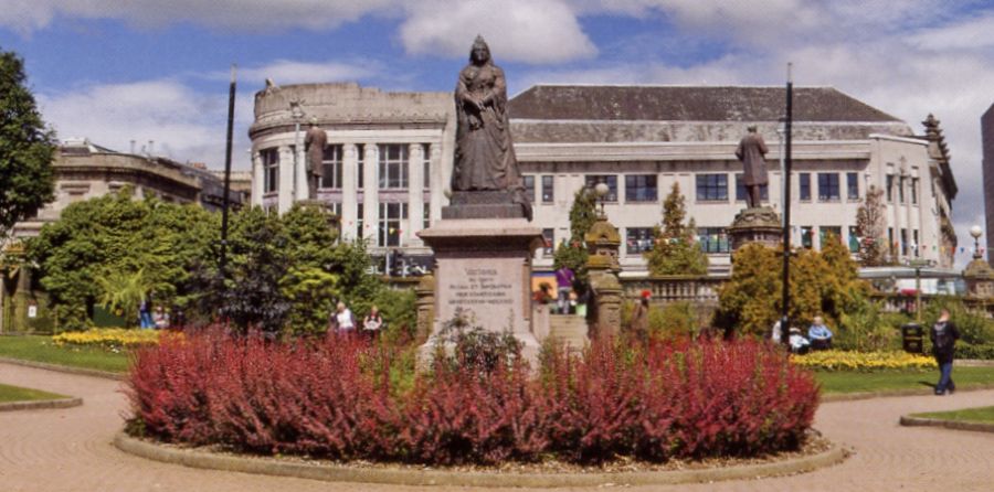 Queen Victoria Statue in Paisley