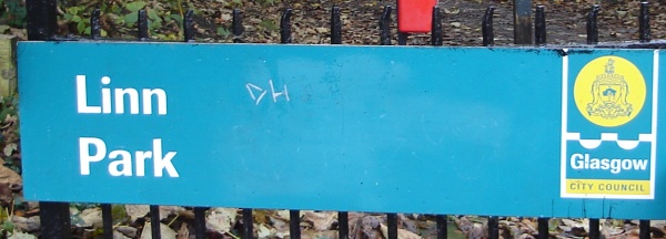 Sign at entrance to Linn Park at Snuffbridge