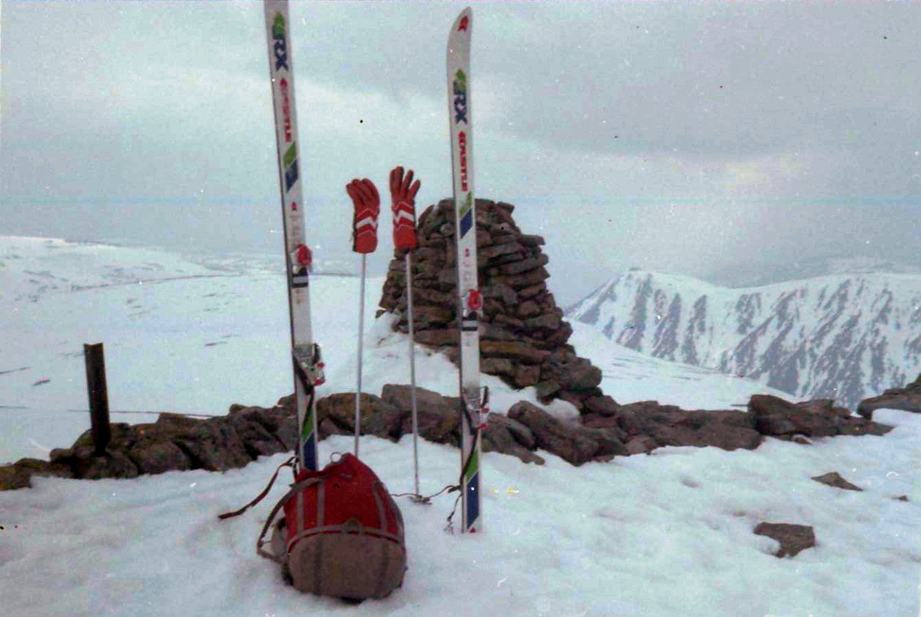 Ski traverse of Cairn of Claise