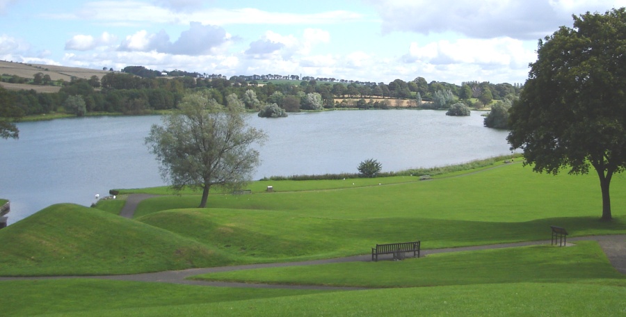 The Peel ( Park ) and Loch at Linlithgow Palace