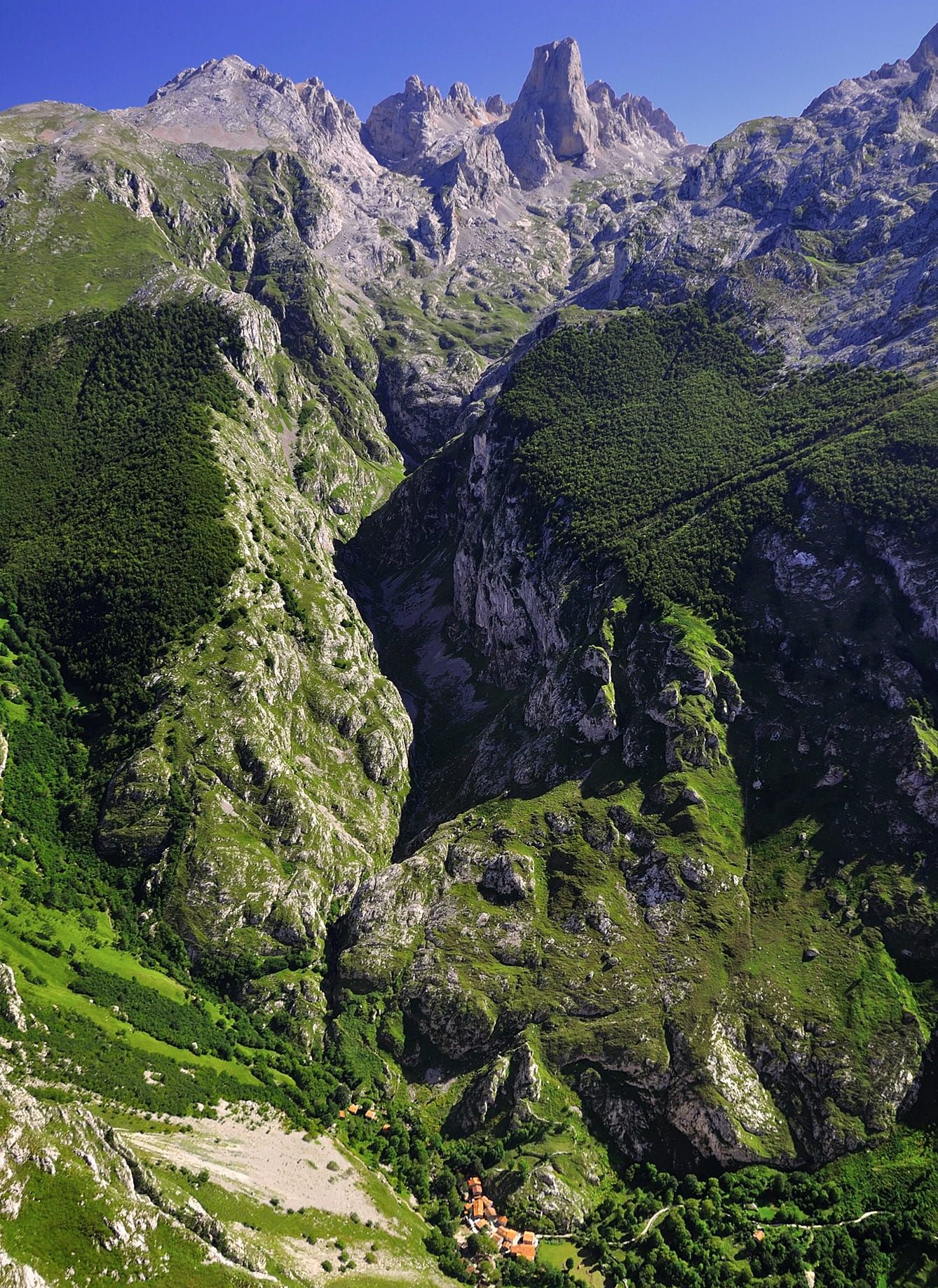 Naranjo de Bulnes in Picos de Europa