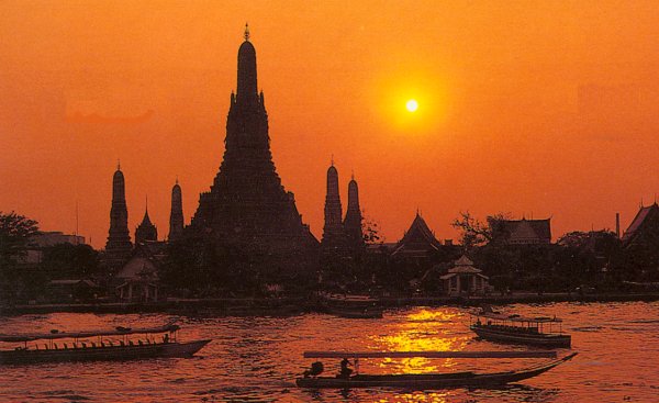 Sunset at Wat Arun, the Temple of Dawn, in Bangkok