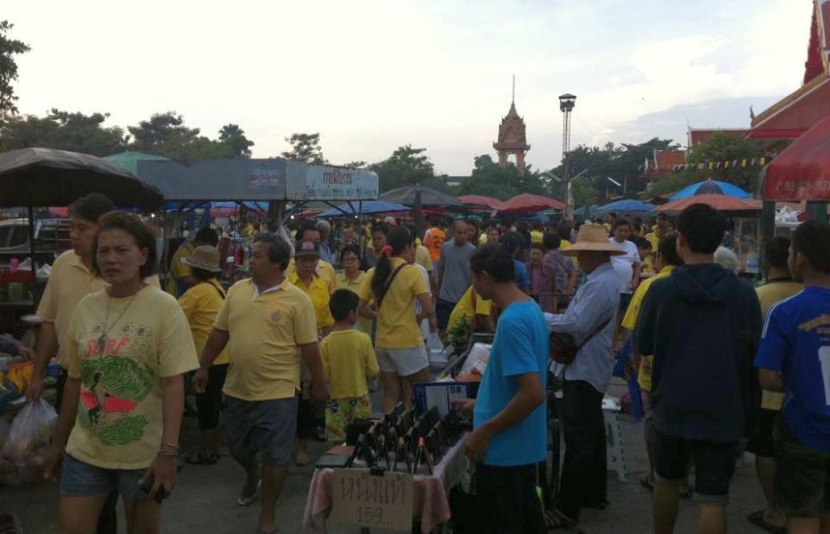 Thais at market in Bangkok