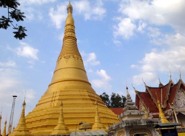 Chedi and Wat in Mae Sot