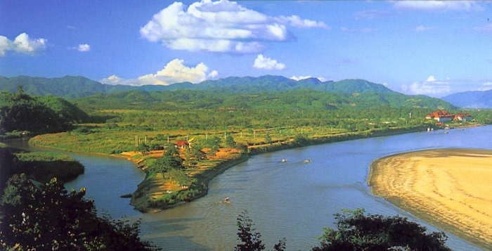 Maekong River at the Golden Triangle junction of Laos, Burma ( Myanmar ) and Thailand
