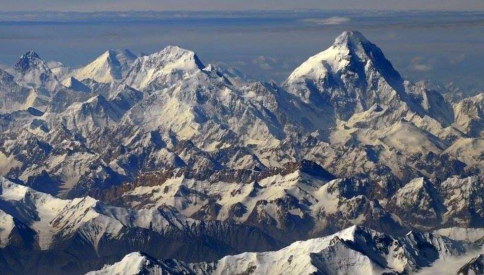K2 and neighbouring peaks