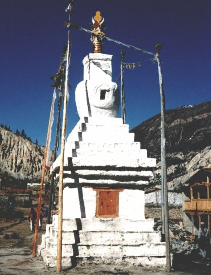 Chorten ( Bhuddist shrine ) in the Marsayangdi River Valley