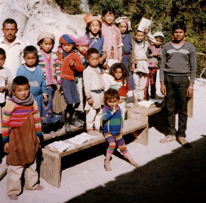 Schoolchildren on route to Sanam