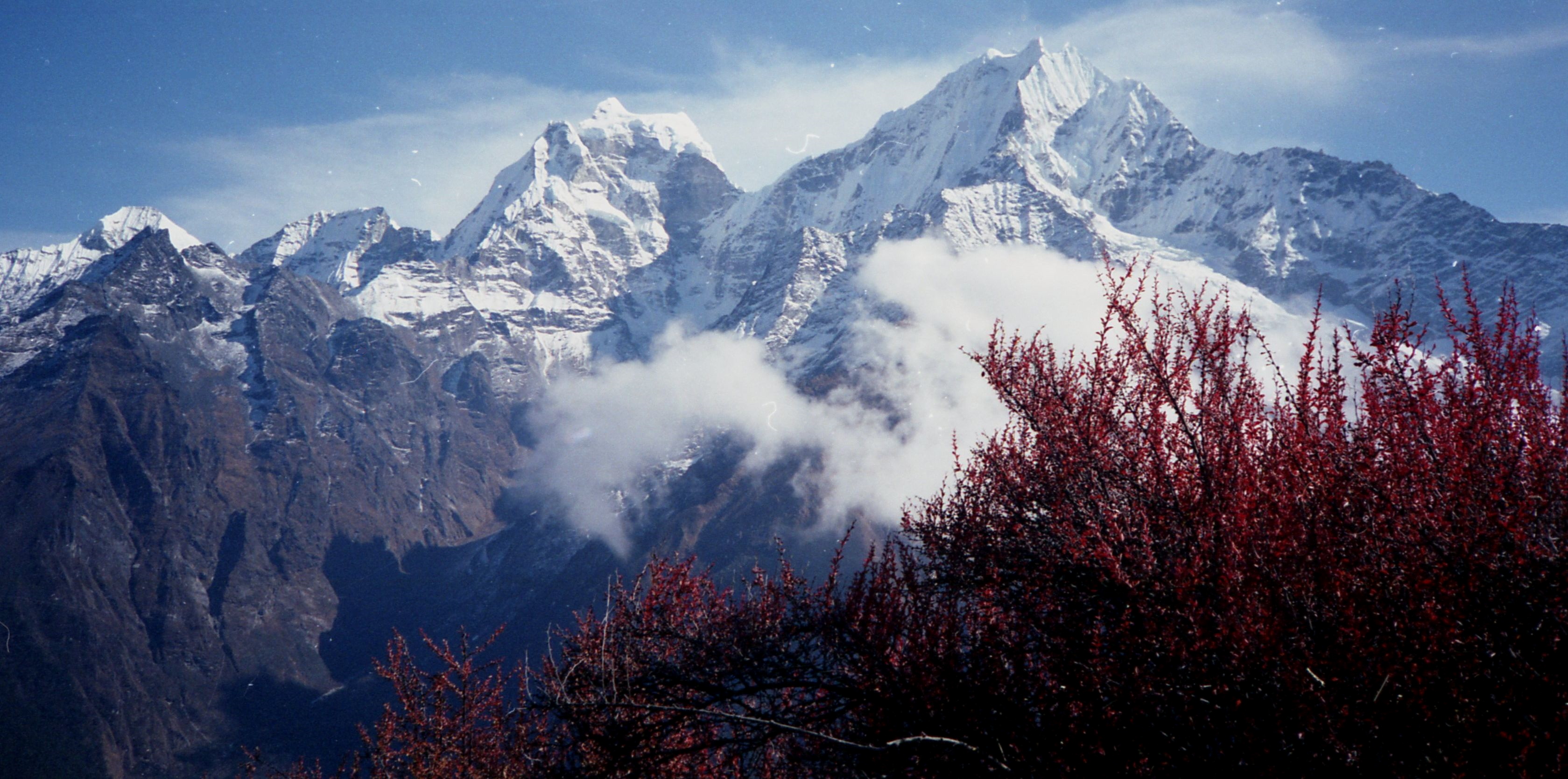 Kang Taiga and Thamserku on route to Gokyo