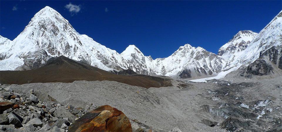Mount Pumori ( 7161m ) on route to Kallar Pattar