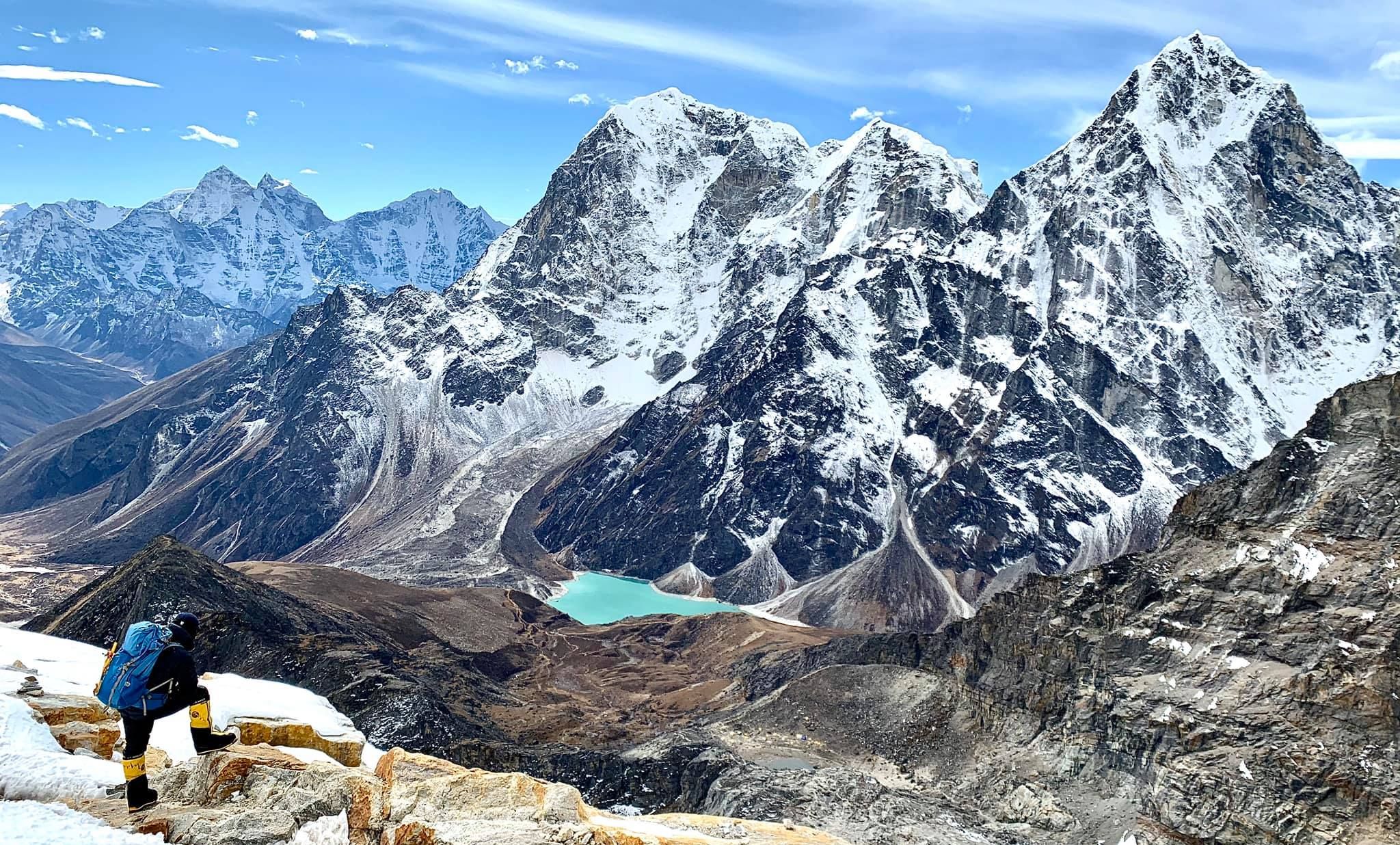 Chola Tsho  ( Glacier Lake ), Taboche and Cholatse