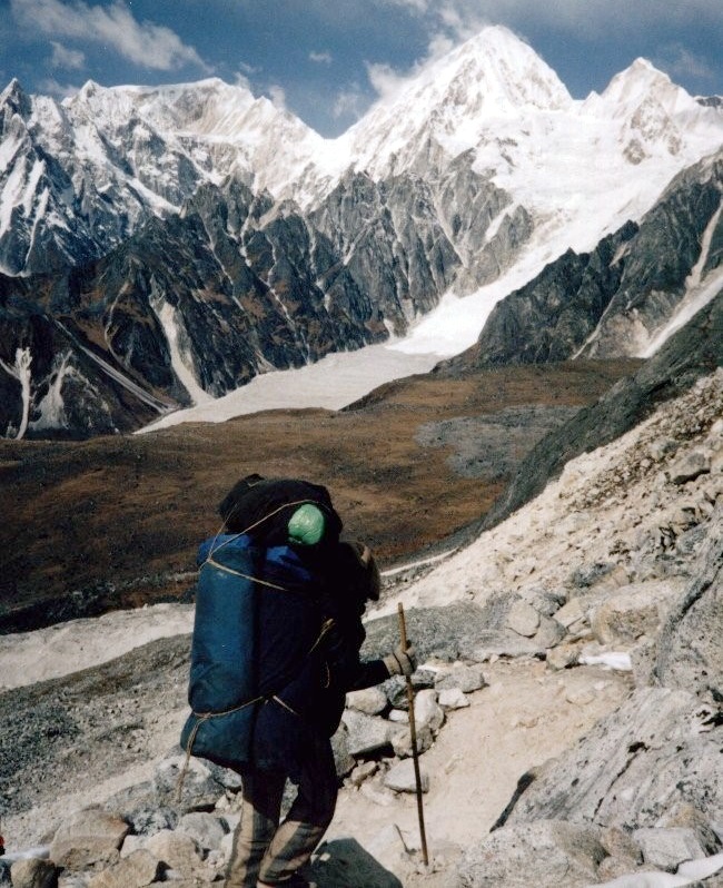 Himlung Himal ( 7126m ) in The Peri Himal on descent from Larkya La