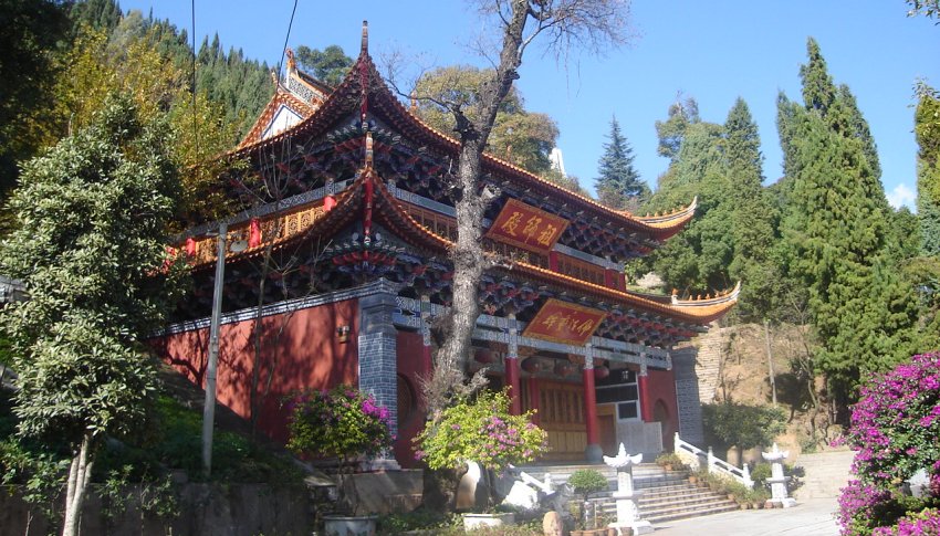 Hillside Temple on route to Shilin