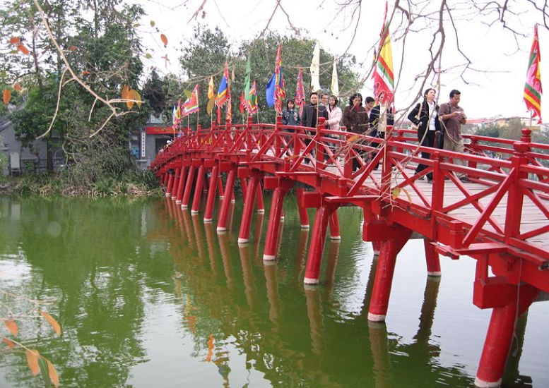 Thea Huc Bridge to Jade Mountain Temple ( Ngoc Son ) in Sword Lake ( Ho Hoan Kiem )