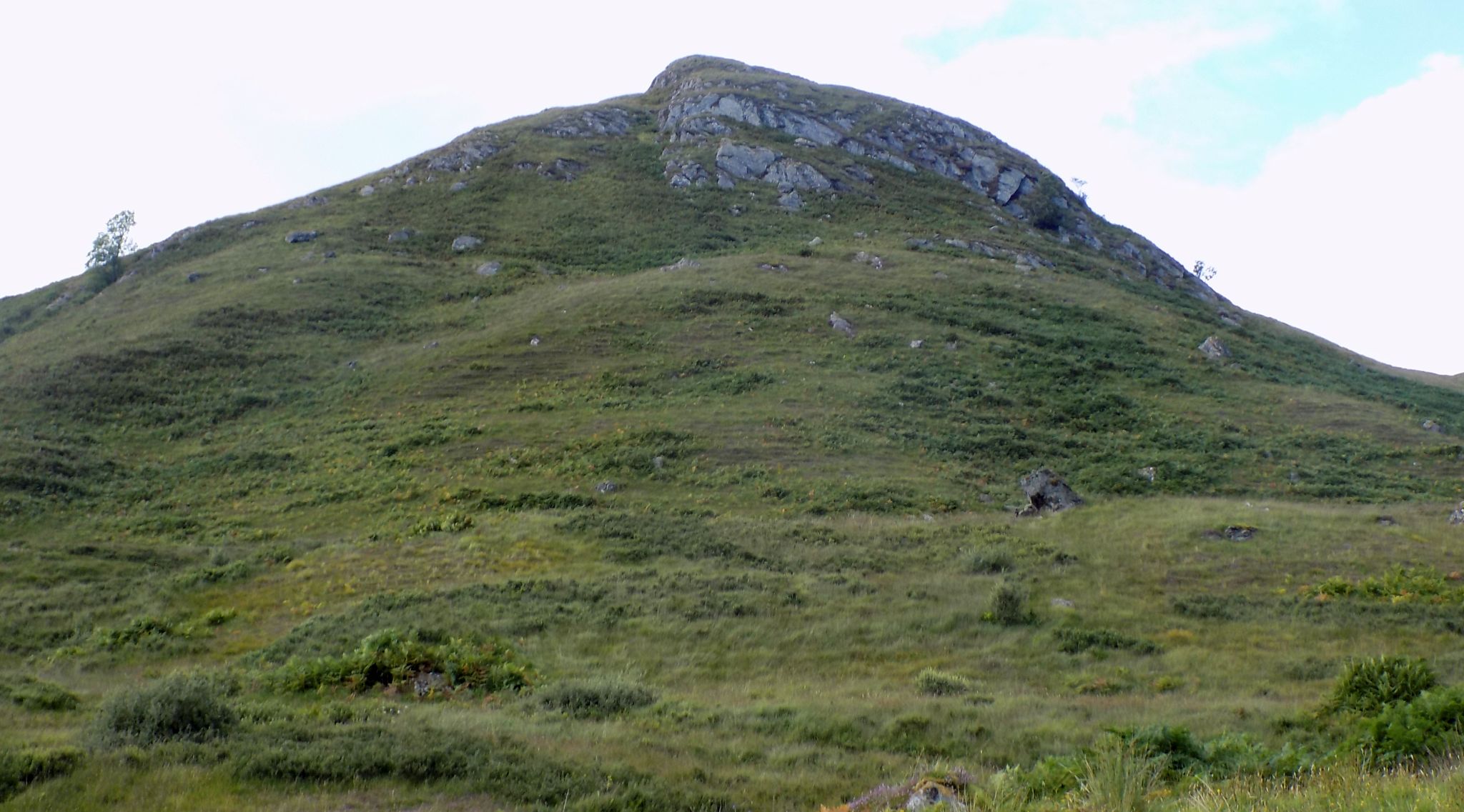 Rock crags of Creag na Croiteige on ascent route of Meall Cala