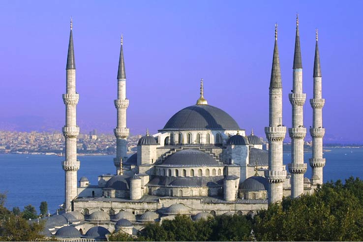 Blue Mosque ( Sultan Ahmed Mosque ) in Istanbul, Turkey