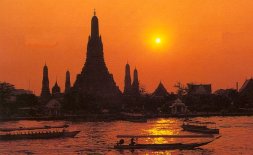 Sunset at Wat Arun, the Temple of Dawn, in Bangkok, Thailand